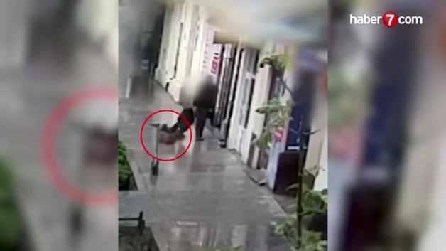 Almanya’da yolda yürüyen kadının üstüne köpek düştü! O anlar kamerada Almanya’da yolda yürüyen kadının üstüne köpek düştü! O anlar kamerada