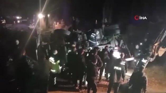 Malatya-Adıyaman Karayolunda Kaza: 2 Trafik Polisi Tırın Altında Kaldı Malatya-Adıyaman Karayolunda Kaza: 2 Trafik Polisi Tırın Altında Kaldı