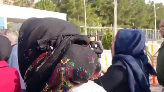 Mardin Belediyesi önünde skandal sözler! “Siz kimsiniz ki batıdan gelip toprağımıza sahip çıkmaya çalışıyorsunuz?” Mardin Belediyesi önünde skandal sözler! “Siz kimsiniz ki batıdan gelip toprağımıza sahip çıkmaya çalışıyorsunuz?”