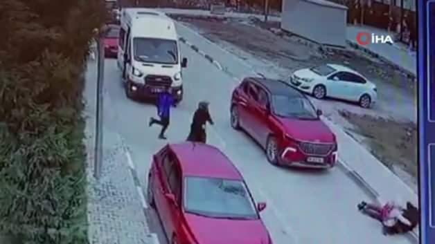 Küçük çocuk aniden yola atladı: Baba-kız yola savruldu Küçük çocuk aniden yola atladı: Baba-kız yola savruldu