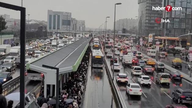 İstanbullunun çilesi yine değişmedi! Kar yağdı, vatandaşlar duraklarda mahsur kaldı İstanbullunun çilesi yine değişmedi! Kar yağdı, vatandaşlar duraklarda mahsur kaldı