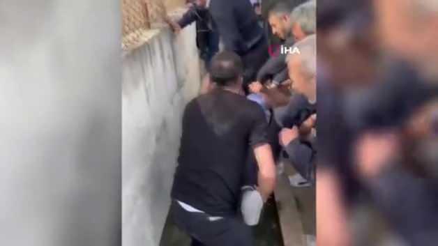 Bolu’nun Göynük ilçesinde bayram geleneği: Geç kalanlar su oluğuna atılıyor Bolu’nun Göynük ilçesinde bayram geleneği: Geç kalanlar su oluğuna atılıyor