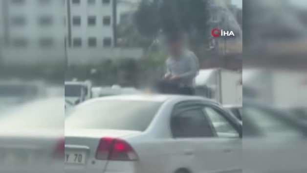 Hatay’da trafikte üstü açık otomobilin üzerine çıkan alkollü şahıs yakalandı, sürücüye 21 bin TL Hatay’da trafikte üstü açık otomobilin üzerine çıkan alkollü şahıs yakalandı, sürücüye 21 bin TL