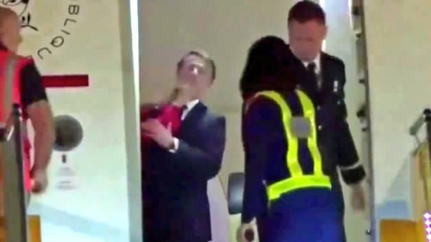 Macron’a karısından yumruk şoku! Kameralara böyle yansıdı Macron’a karısından yumruk şoku! Kameralara böyle yansıdı
