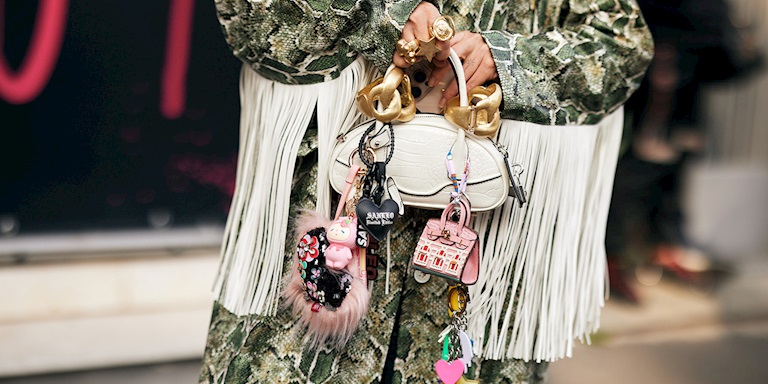 Çantalarda Charm Çılgınlığı Çantalarda Charm Çılgınlığı