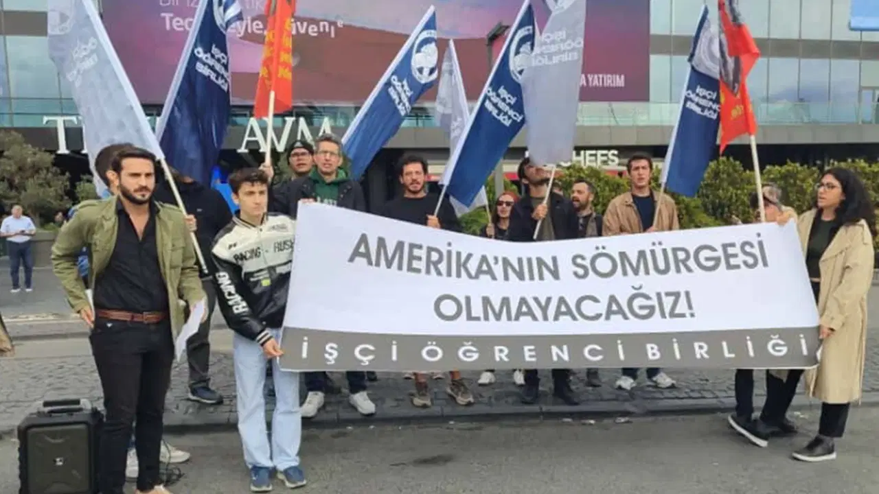 Trump AVM önünde protesto: ‘Trump ve avanesine karşı mücadele etmek zorundayız’ – Son Dakika Siyaset Haberleri