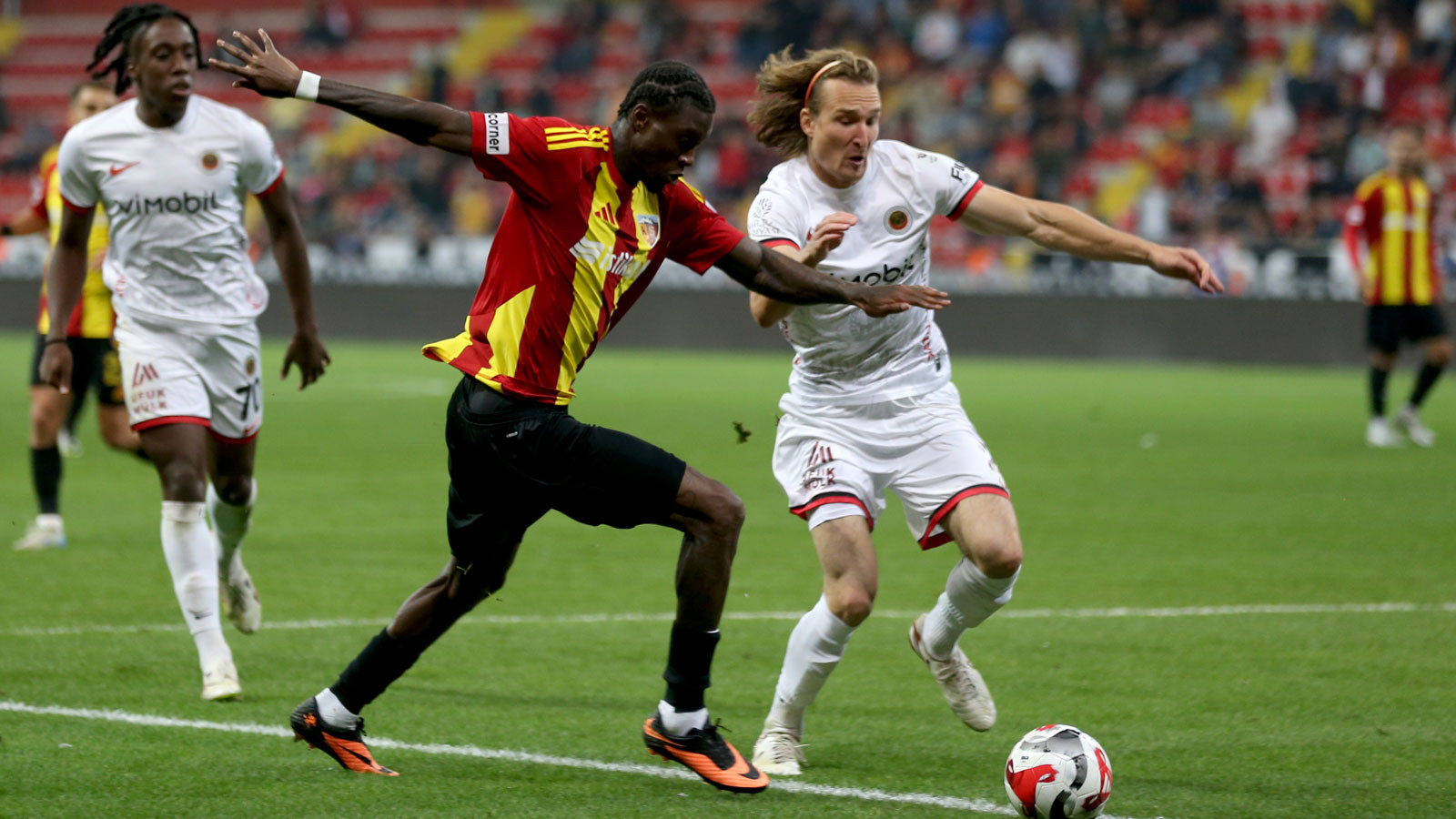 9 kişi kalan Gençlerbirliği galibiyeti kaçırdı