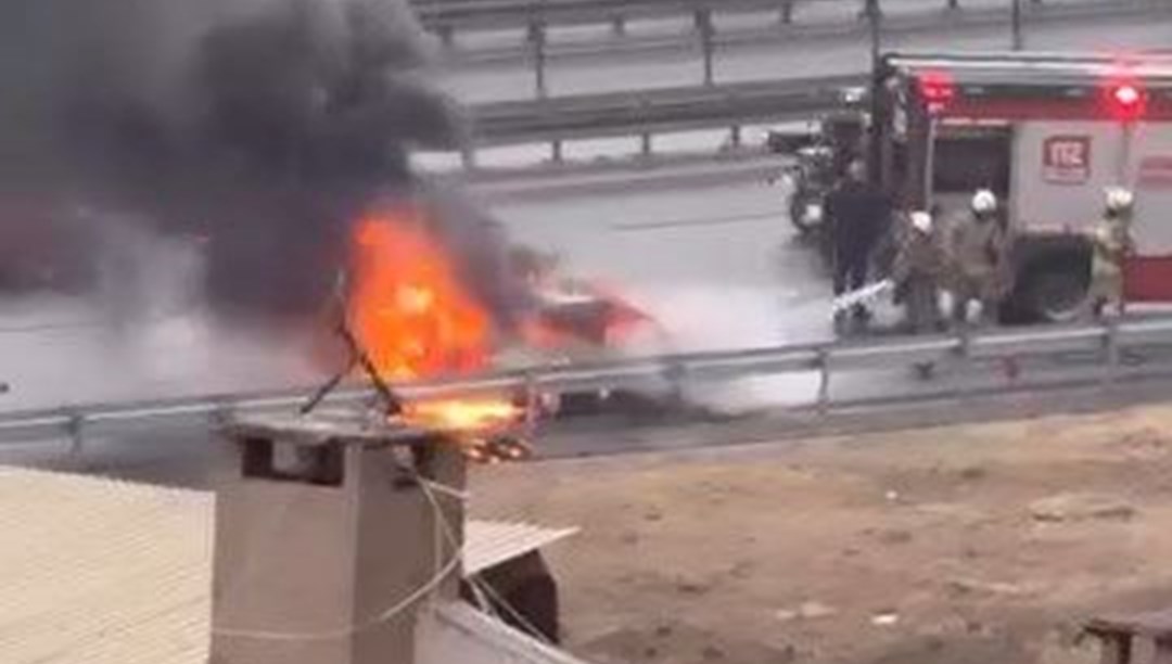 D-100’de panik anları: Seyir halindeki araç alev alev yandı D-100’de panik anları: Seyir halindeki araç alev alev yandı