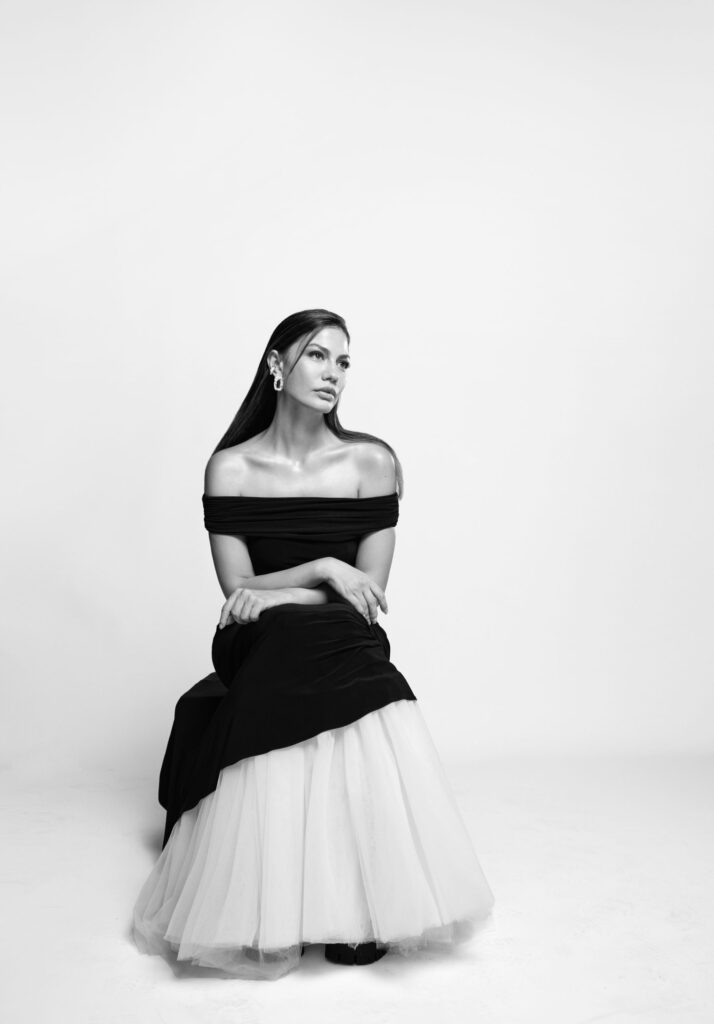 Demet Özdemir, Nisan rolü için yapılan albüm kapağı çekimlerinden kareler paylaştı!