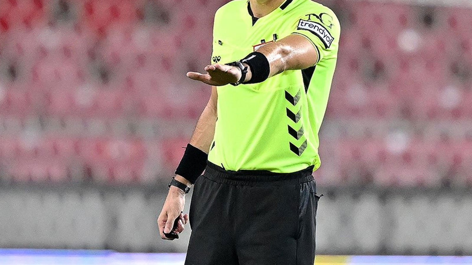 Altay-Eskişehirspor maçının hakemi, bıçaklı saldırıya uğradı