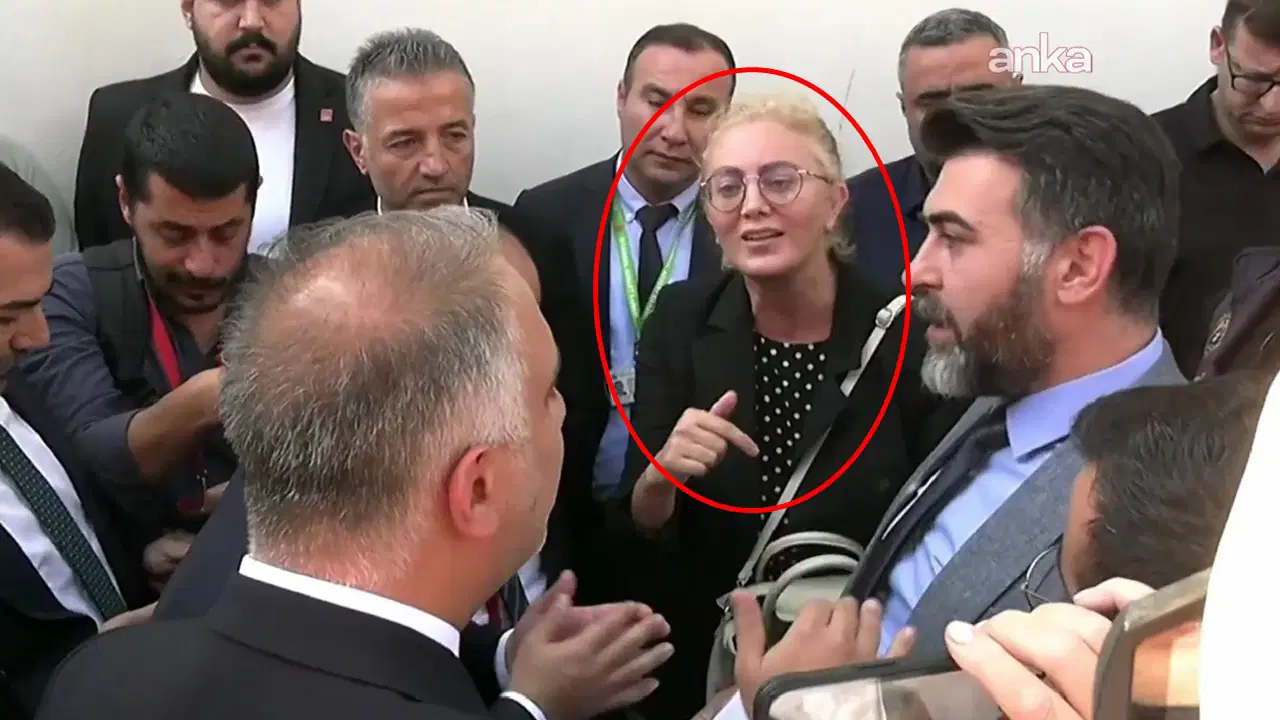 İçeride kongre, dışarıda gerginlik! CHP İstanbul İl Kongresi’ni durdurma kararını tebliğ ederken tavırları dikkat çekmişti: O ismin kim olduğu ortaya çıktı! – Son Dakika Siyaset Haberleri İçeride kongre, dışarıda gerginlik! CHP İstanbul İl Kongresi’ni durdurma kararını tebliğ ederken tavırları dikkat çekmişti: O ismin kim olduğu ortaya çıktı! – Son Dakika Siyaset Haberleri