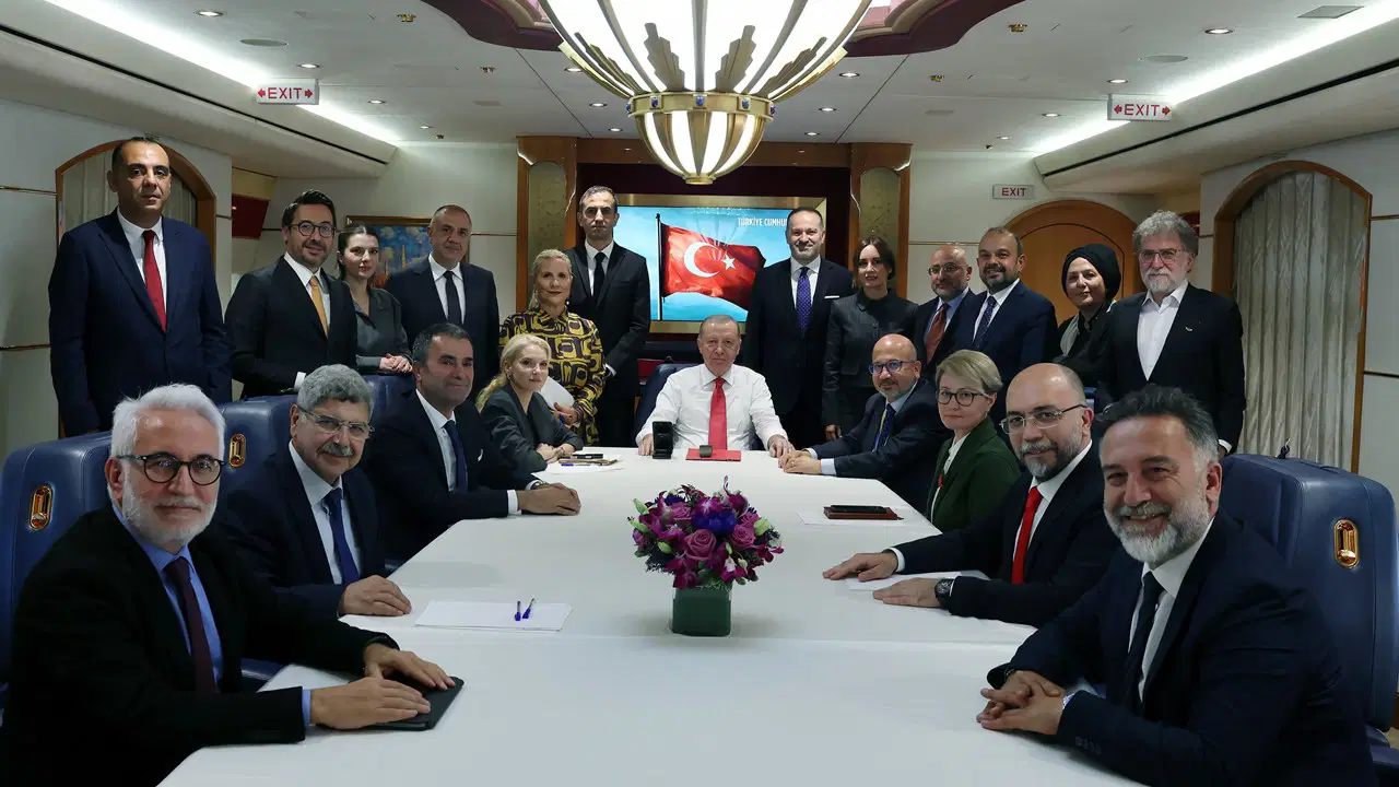 Erdoğan ABD dönüşü uçakta konuştu: ‘Atılan çamurlarla kirletilemeyecek kadar güzel…’ – Son Dakika Siyaset Haberleri Erdoğan ABD dönüşü uçakta konuştu: ‘Atılan çamurlarla kirletilemeyecek kadar güzel…’ – Son Dakika Siyaset Haberleri