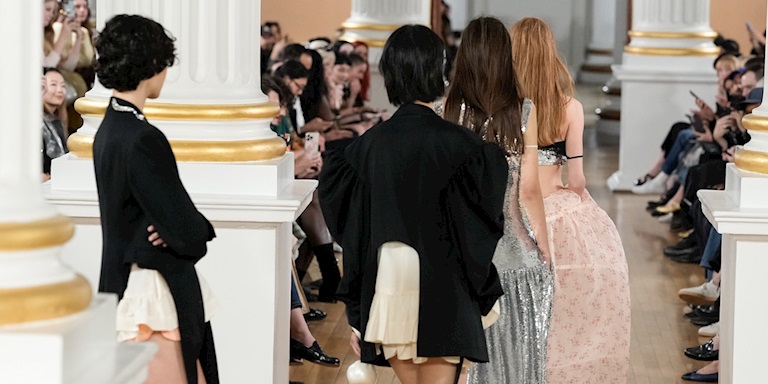 Londra Moda Haftası: Simone Rocha İlkbahar/Yaz 2026 Londra Moda Haftası: Simone Rocha İlkbahar/Yaz 2026