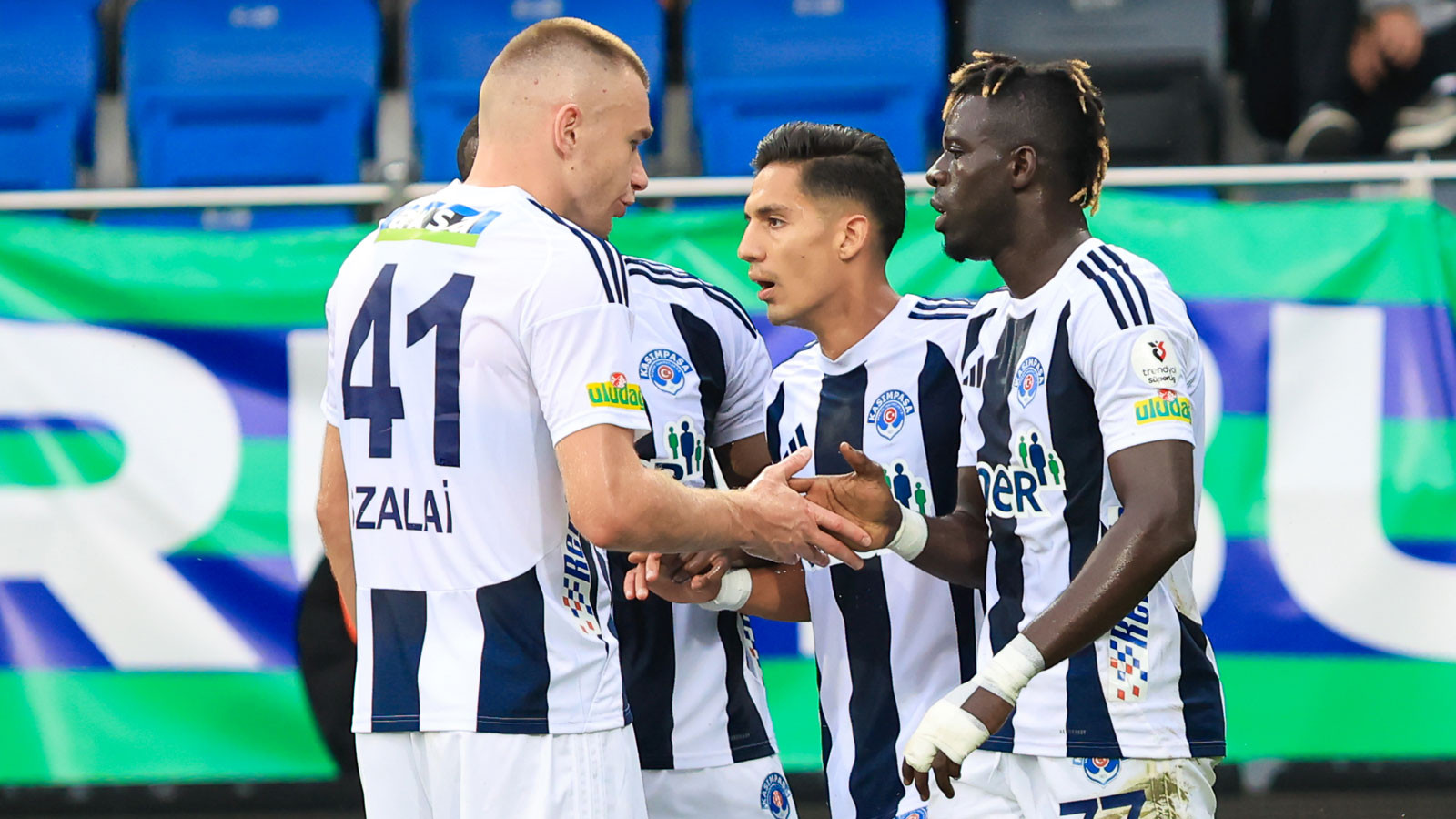 Kasımpaşa uzatmalarda 3 puanı aldı Kasımpaşa uzatmalarda 3 puanı aldı