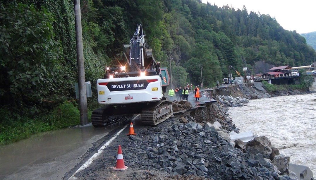 Rize’de hastalar, çöken yoldan iple tahliye edildi Rize’de hastalar, çöken yoldan iple tahliye edildi