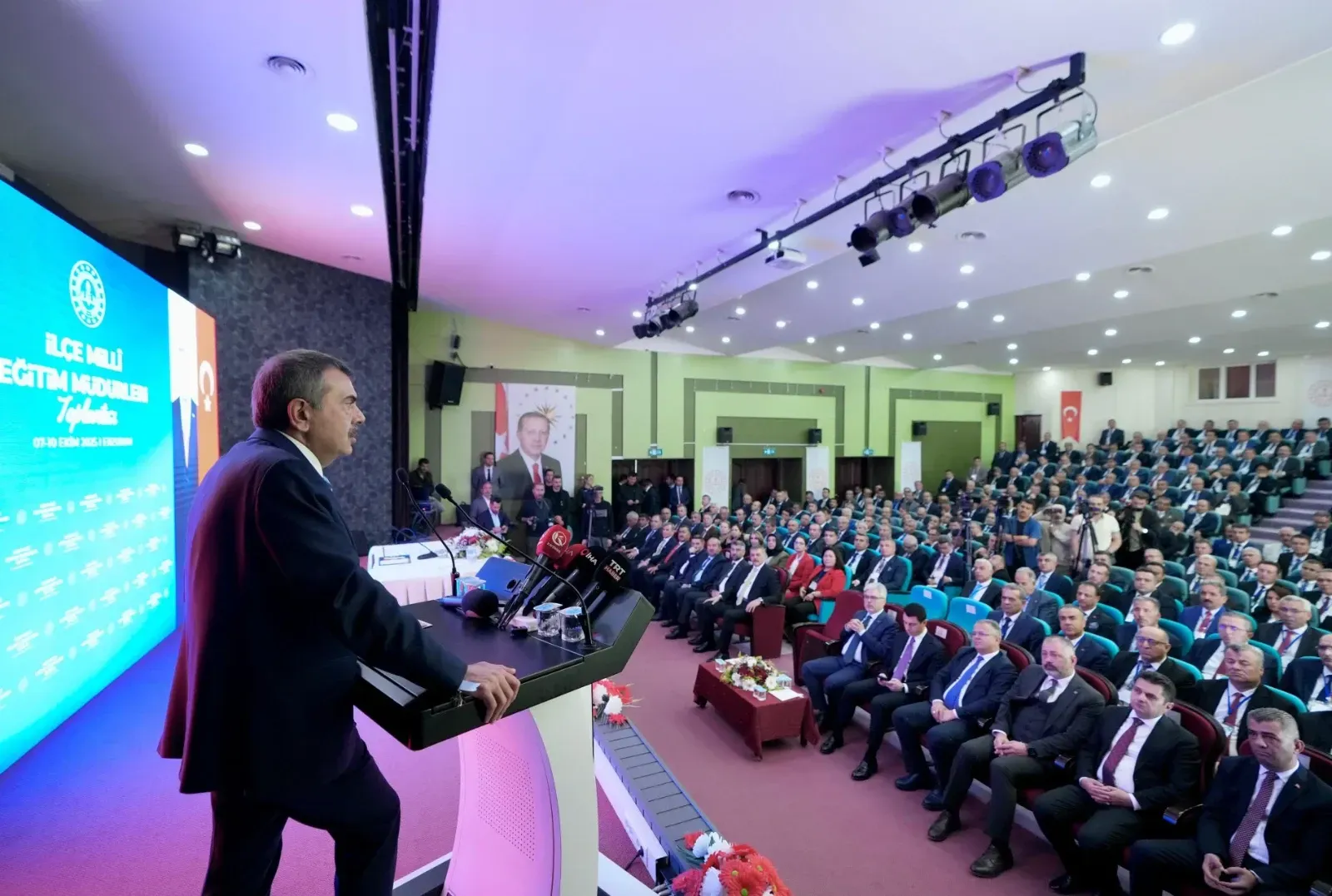 Yusuf Tekin, 300 İlçe Milli Eğitim Müdürü İle Bir Araya Geldi