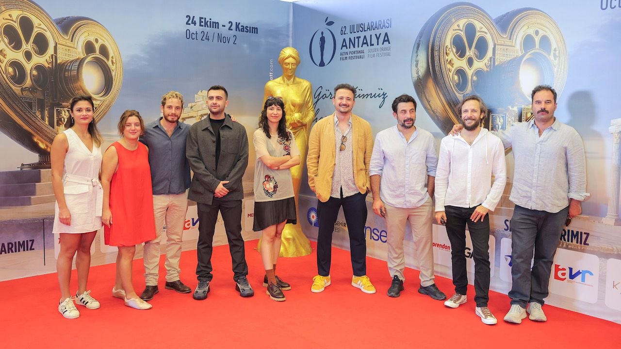 Altın Portakal’da Ulusal Yarışma Başladı: “Sahibinden Rahmet” ve “Barselo” İzleyiciyle Buluştu Altın Portakal’da Ulusal Yarışma Başladı: “Sahibinden Rahmet” ve “Barselo” İzleyiciyle Buluştu