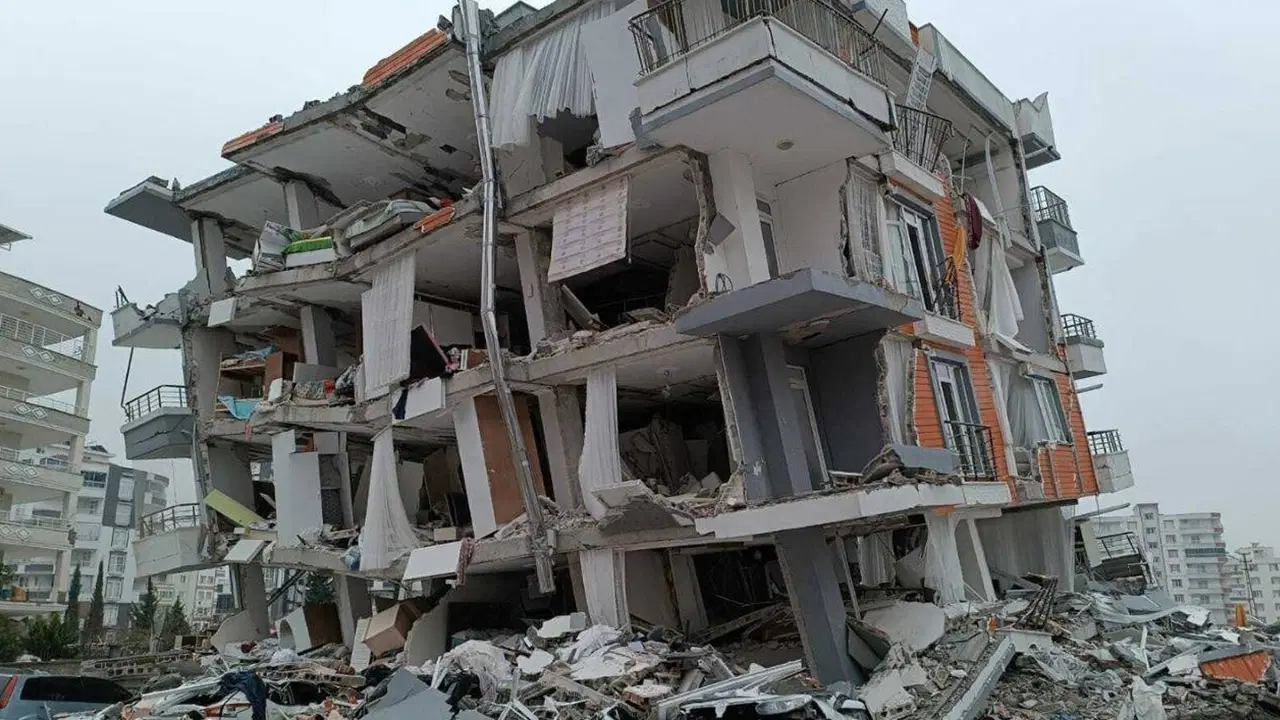 Depremde yıkılan Burak Yapı Sitesi davasında kamu görevlileri ilk kez hakim karşısına çıktı: Savunmaları ‘pes’ dedirtti! – Son Dakika Siyaset Haberleri Depremde yıkılan Burak Yapı Sitesi davasında kamu görevlileri ilk kez hakim karşısına çıktı: Savunmaları ‘pes’ dedirtti! – Son Dakika Siyaset Haberleri