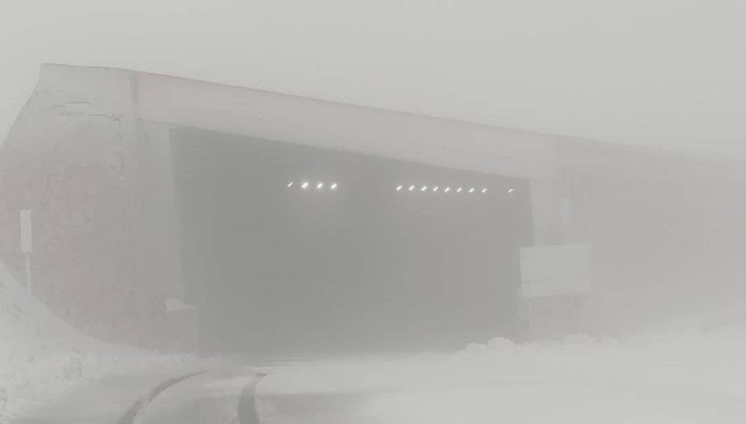 Mevsimin ilk kar yağışı düştü: Ekipler tuzlama yapıyor Mevsimin ilk kar yağışı düştü: Ekipler tuzlama yapıyor