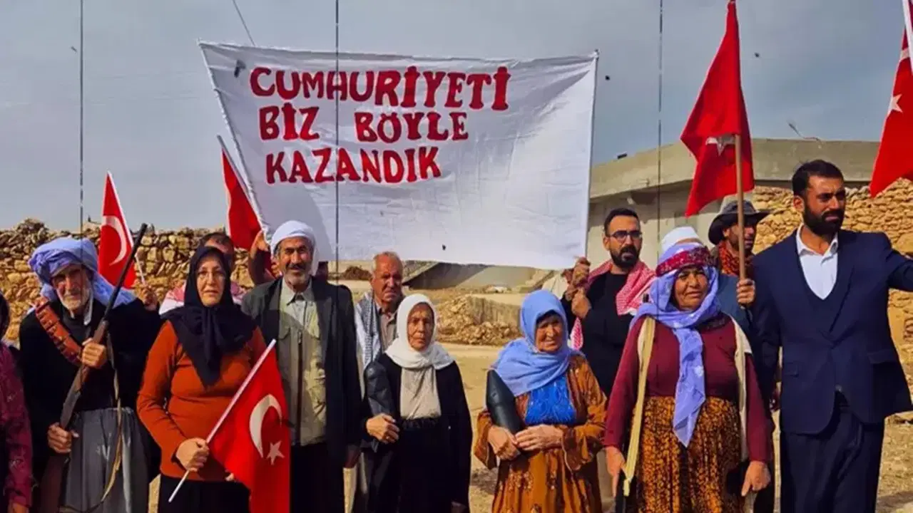 O sembolik Cumhuriyet fotoğrafı Şanlıurfa’da yeniden canlandırıldı – Son Dakika Siyaset Haberleri O sembolik Cumhuriyet fotoğrafı Şanlıurfa’da yeniden canlandırıldı – Son Dakika Siyaset Haberleri