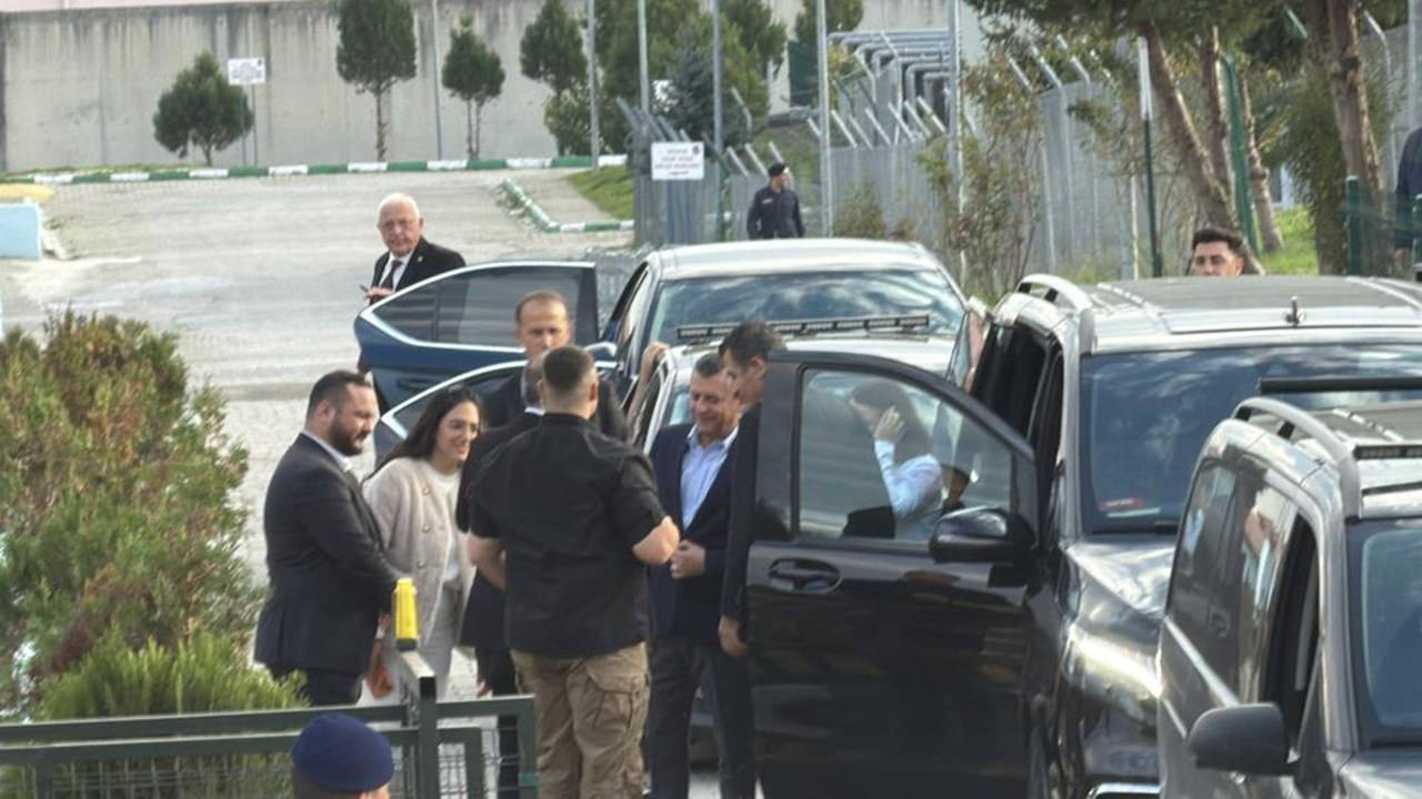 Özgür Özel, Düzce’de tutuklu bulunan Pınar Türker’i ziyaret etti – Son Dakika Siyaset Haberleri Özgür Özel, Düzce’de tutuklu bulunan Pınar Türker’i ziyaret etti – Son Dakika Siyaset Haberleri