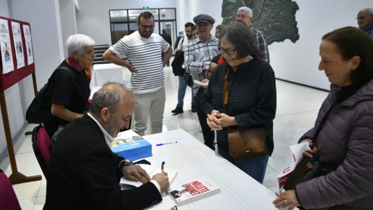 Yavuz Oğhan, ‘Millete Emanet’ kitabını anlattı: ‘Bu hikaye bitmedi, devam ediyor’ – Son Dakika Siyaset Haberleri Yavuz Oğhan, ‘Millete Emanet’ kitabını anlattı: ‘Bu hikaye bitmedi, devam ediyor’ – Son Dakika Siyaset Haberleri