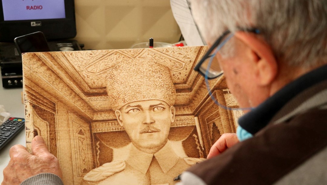 74 yaşında 29 yıldır ahşap yakma sanatını icra ediyor 74 yaşında 29 yıldır ahşap yakma sanatını icra ediyor