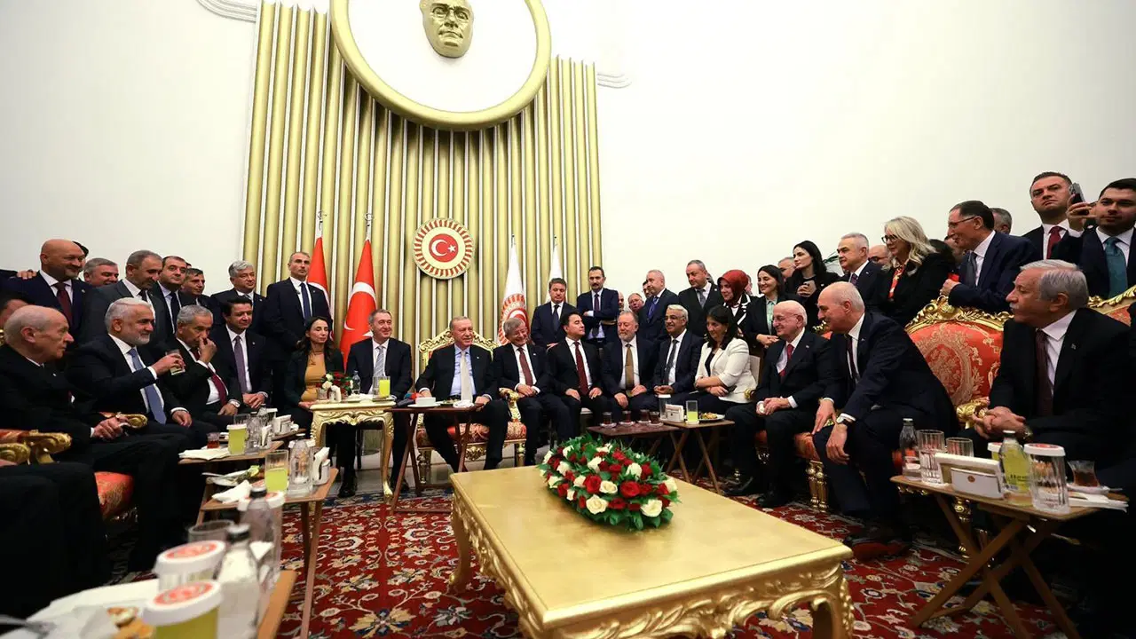 Meclis’teki karelere ilk yorum AKP’li isimden geldi: ‘Başarılırsa seçim ittifakına dönüşebilir’ – Son Dakika Siyaset Haberleri Meclis’teki karelere ilk yorum AKP’li isimden geldi: ‘Başarılırsa seçim ittifakına dönüşebilir’ – Son Dakika Siyaset Haberleri