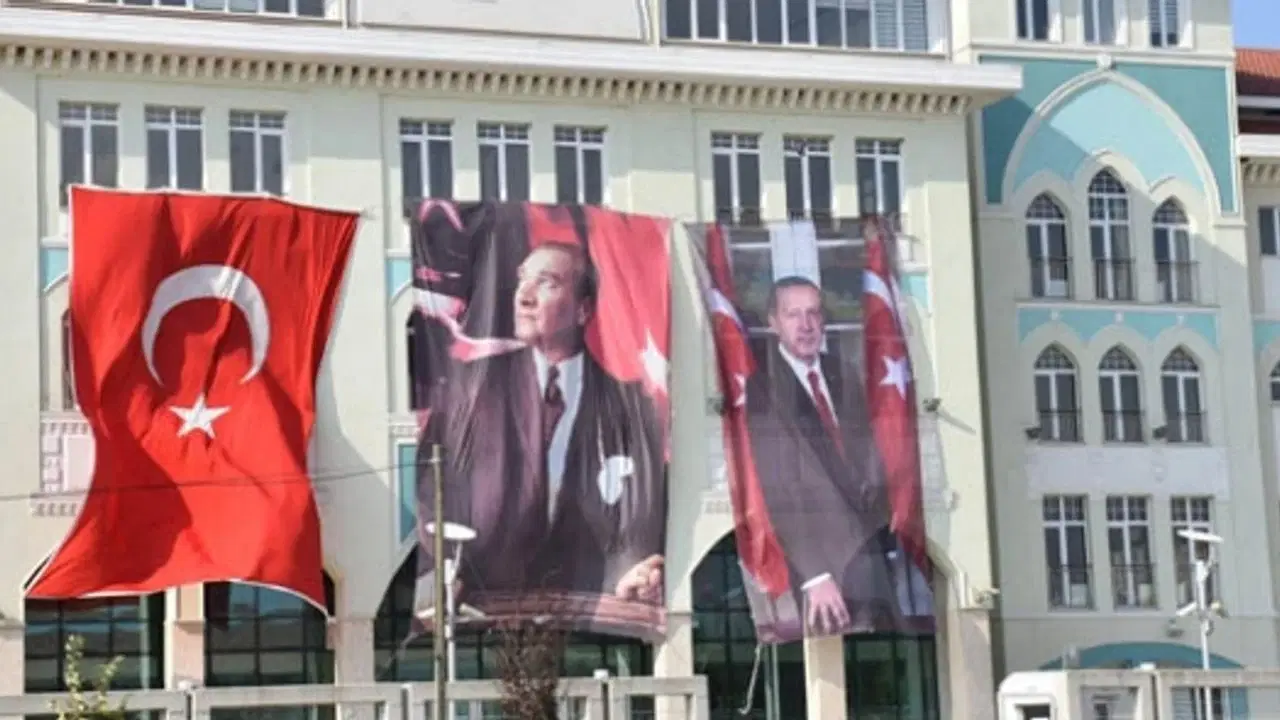 Okullara ‘Erdoğan posteri’ talimatı: ‘Atatürk, hiçbir makamla kıyaslanamaz’ – Son Dakika Siyaset Haberleri Okullara ‘Erdoğan posteri’ talimatı: ‘Atatürk, hiçbir makamla kıyaslanamaz’ – Son Dakika Siyaset Haberleri