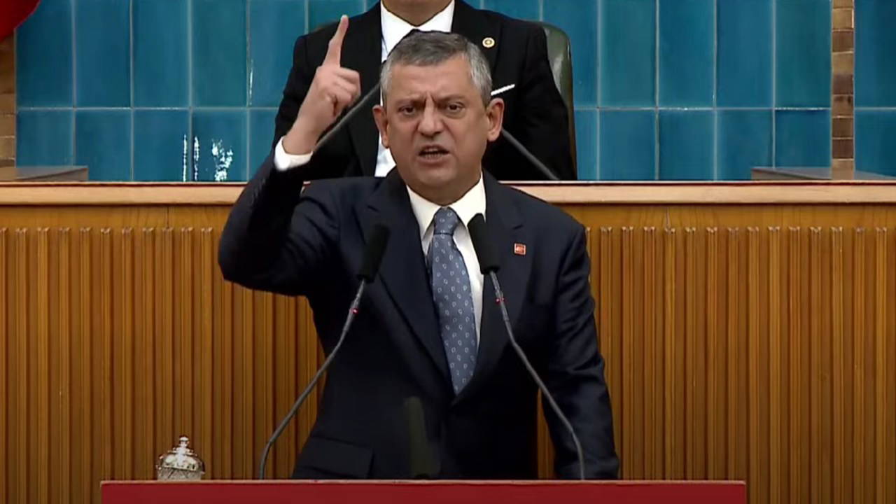 Özgür Özel CHP Grup Toplantısı’nda: Erdoğan’ı, Bahçeli’yi ve yandaş medyayı bombaladı – Son Dakika Siyaset Haberleri Özgür Özel CHP Grup Toplantısı’nda: Erdoğan’ı, Bahçeli’yi ve yandaş medyayı bombaladı – Son Dakika Siyaset Haberleri