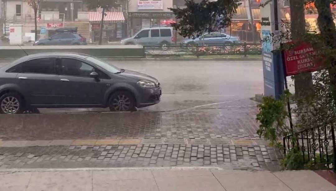 Barajlardaki su tükenmişti: Bursa hasretle beklediği yağmura kavuştu Barajlardaki su tükenmişti: Bursa hasretle beklediği yağmura kavuştu