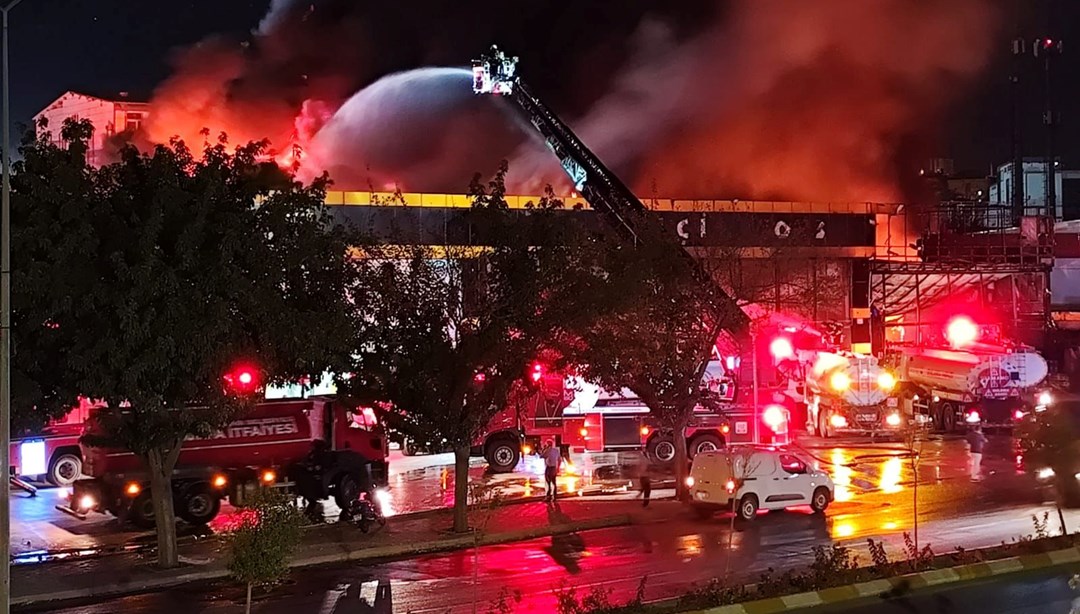 Plastik malzemelerin satıldığı iş yerinde yangın Plastik malzemelerin satıldığı iş yerinde yangın
