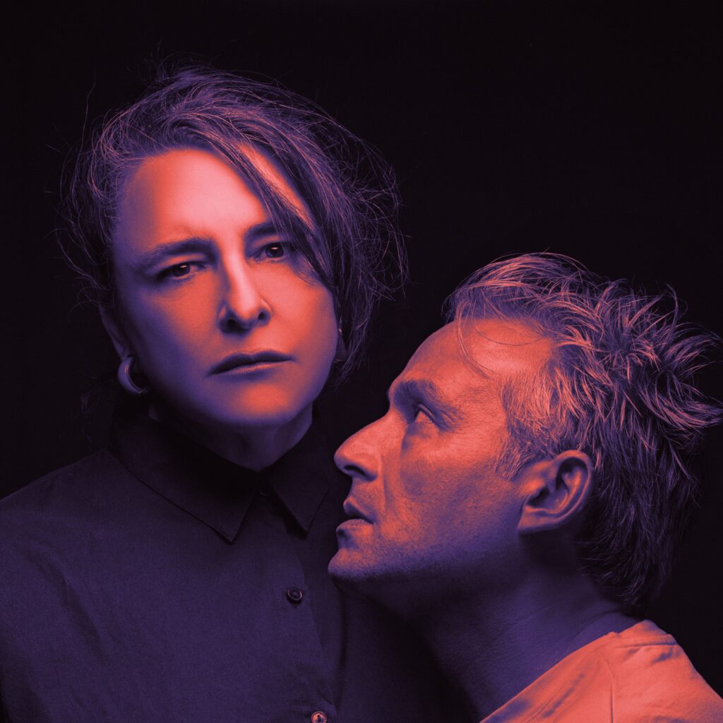 Esra Dermancıoğlu’dan ‘İyi Değilim, Ama Anlatacak Kadar da Kötü Değilim’ cesur, kırılgan ve mizah dolu bir tiyatro deneyimi sunuyor! Esra Dermancıoğlu’dan ‘İyi Değilim, Ama Anlatacak Kadar da Kötü Değilim’ cesur, kırılgan ve mizah dolu bir tiyatro deneyimi sunuyor!