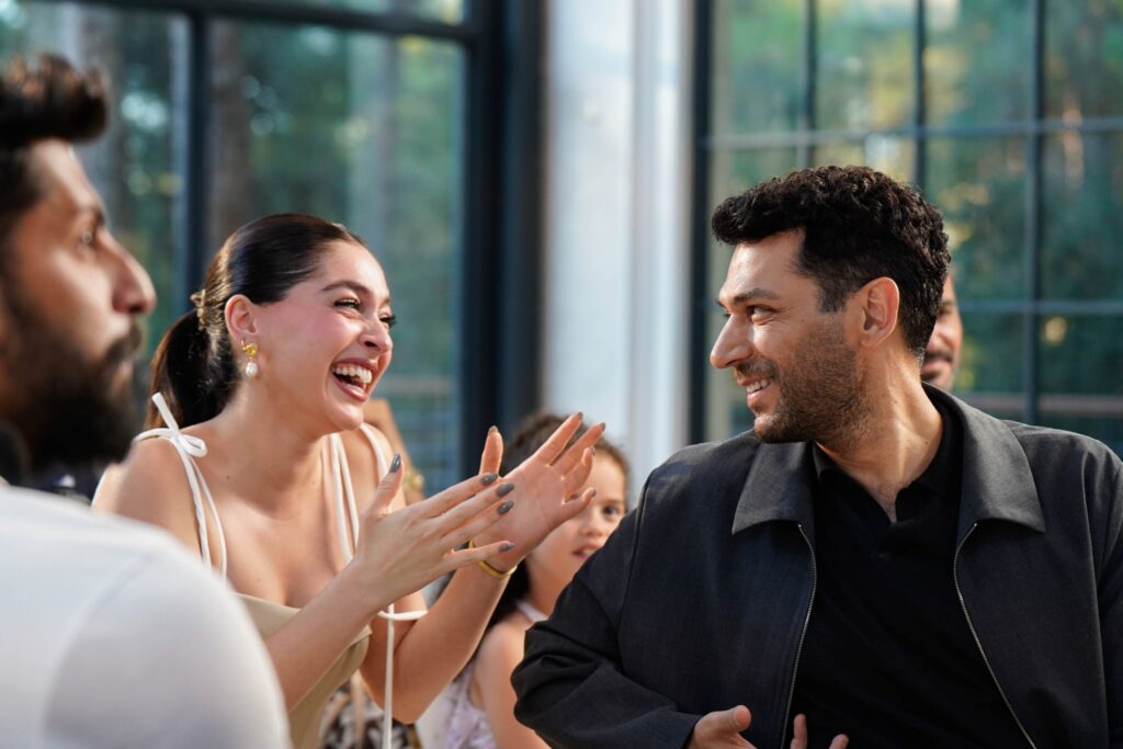 Güller ve Günahlar izleyiciyle buluşmak için gün sayıyor! Sette neşeli bir atmosfer hakim! Güller ve Günahlar izleyiciyle buluşmak için gün sayıyor! Sette neşeli bir atmosfer hakim!