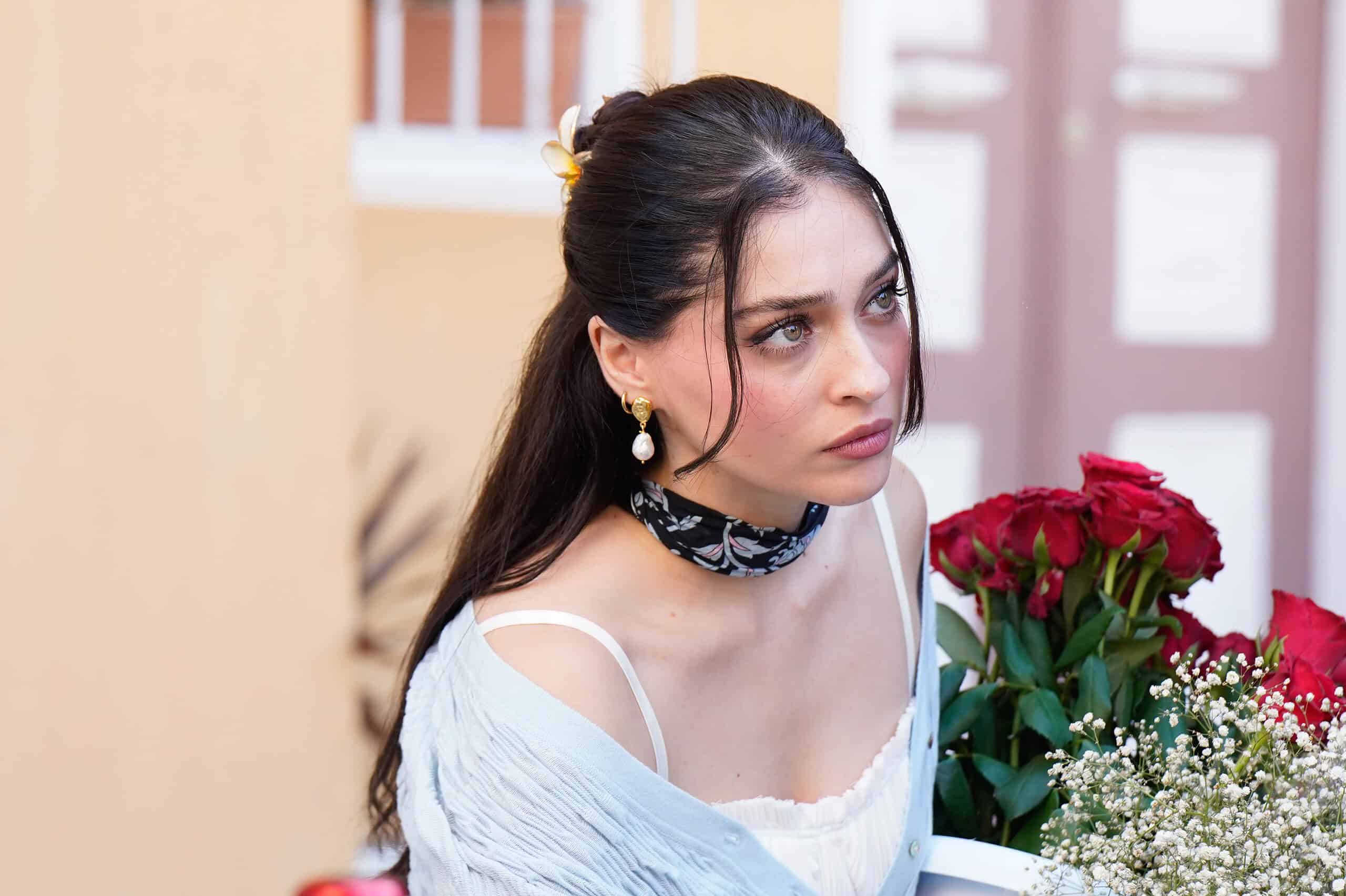 Cemre Baysel, bu kez çiçekçi kız Zeynep karakteriyle seyirci karşısına çıkıyor! Cemre Baysel, bu kez çiçekçi kız Zeynep karakteriyle seyirci karşısına çıkıyor!