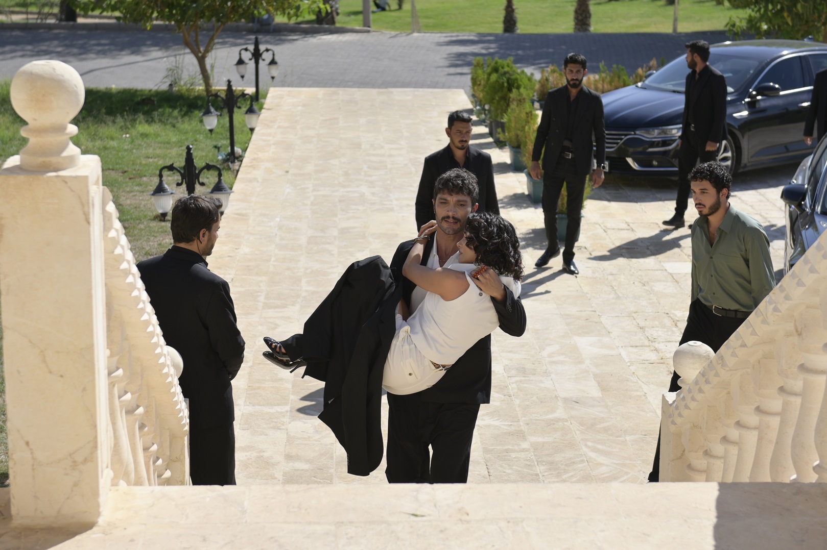 Halef: Köklerin Çağrısı 5. Bölümde Yıldız, Serhat’ı izledi! Melek, Serhat’tan boşanmaya karar verdi!