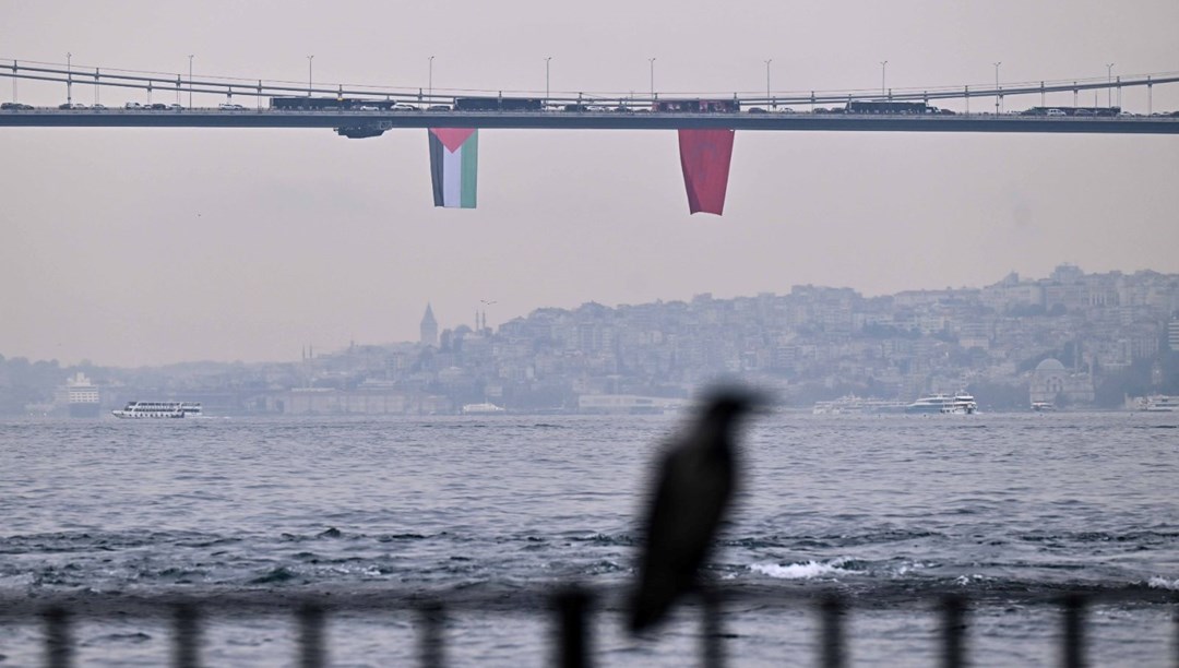 Köprülere Filistin bayrağı asıldı Köprülere Filistin bayrağı asıldı