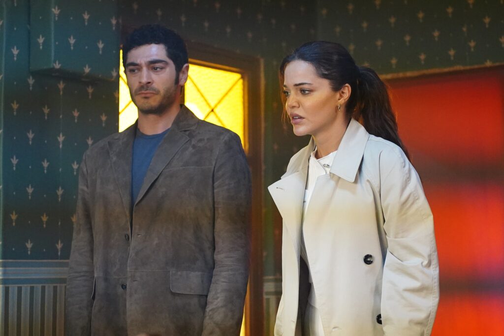 Sahtekarlar 2. Bölümde Kıvılcım, Ertan’ın karşısına çıktı! Bakizade ailesi Asya’nın kimliğine inanacak mı? Sahtekarlar 2. Bölümde Kıvılcım, Ertan’ın karşısına çıktı! Bakizade ailesi Asya’nın kimliğine inanacak mı?