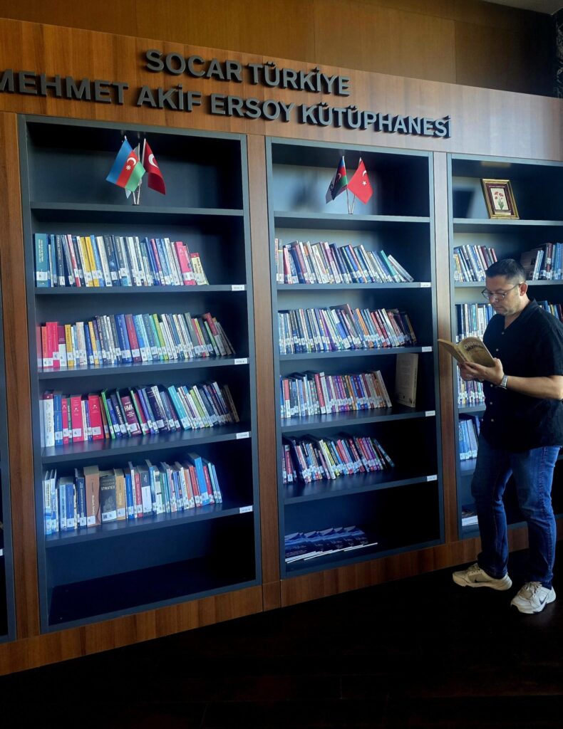 Şair Uğur Ünver ile “Karanfiler De Solar” kitabını ve yazarlık serüvenini konuştuk… Şair Uğur Ünver ile “Karanfiler De Solar” kitabını ve yazarlık serüvenini konuştuk…