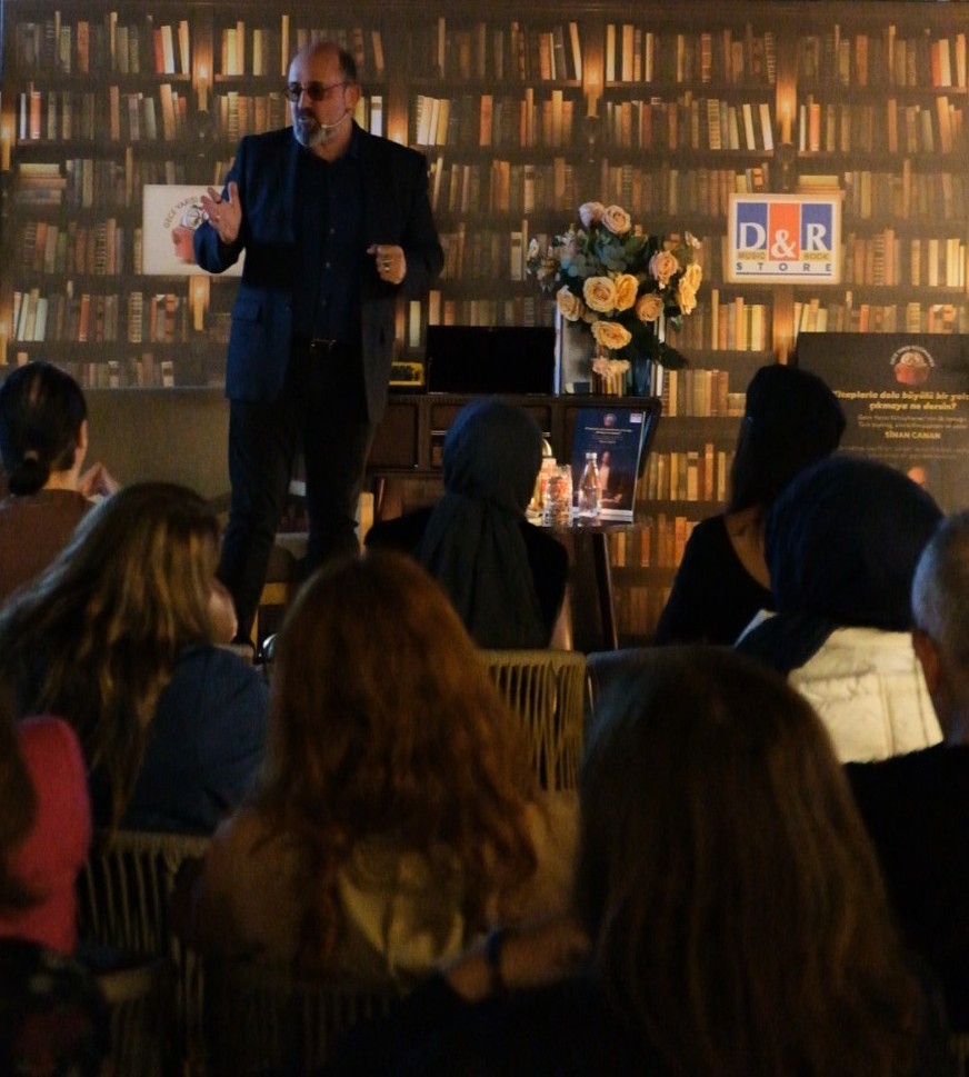 Sinan Canan Gece Yarısı Kütüphanesi’ni Doldurdu! Sinan Canan Gece Yarısı Kütüphanesi’ni Doldurdu!