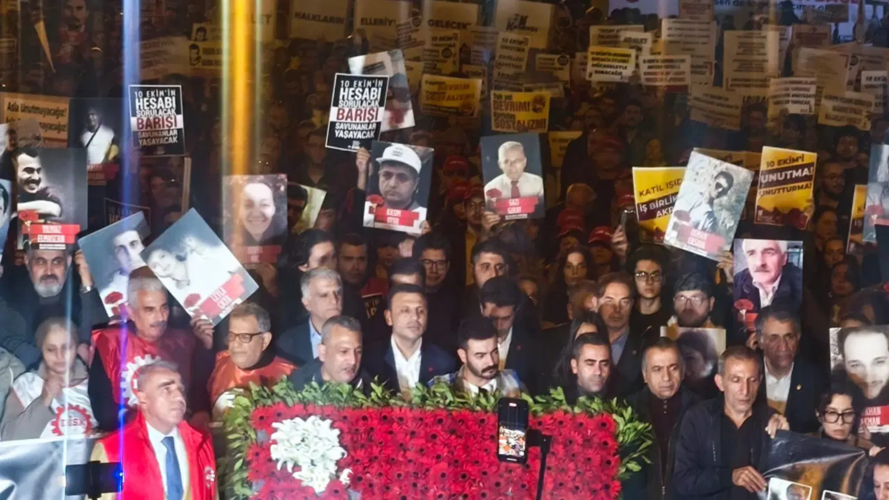 10 Ekim Katliamı’nın onuncu yılında Kadıköy’de binler adalet için yürüdü – Son Dakika Siyaset Haberleri