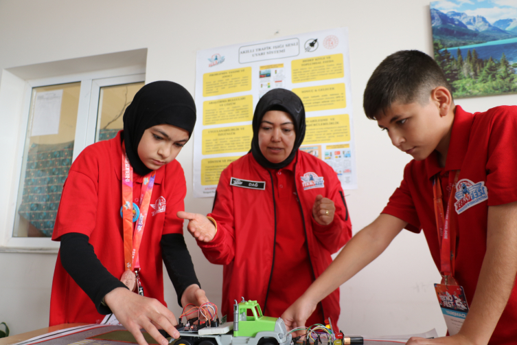 Ortaokul öğrencilerinden trafik güvenliğine yerli çözüm ödüllendirildi Ortaokul öğrencilerinden trafik güvenliğine yerli çözüm ödüllendirildi
