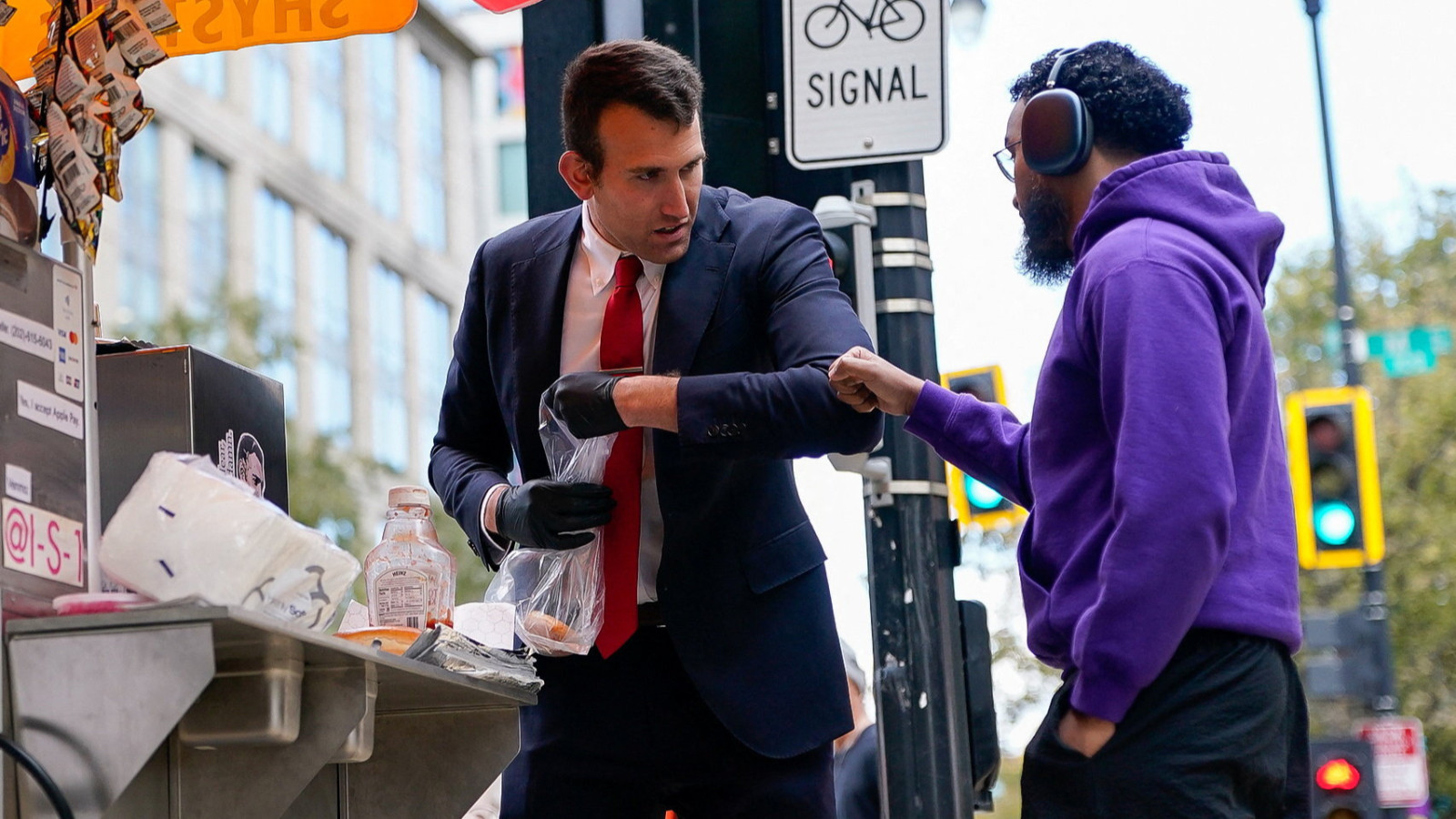 ABD’de 730 bin memurun maaşı yatmadı, ücretsiz izne çıkarılanlar ise sosisli sandviç satıyor ABD’de 730 bin memurun maaşı yatmadı, ücretsiz izne çıkarılanlar ise sosisli sandviç satıyor