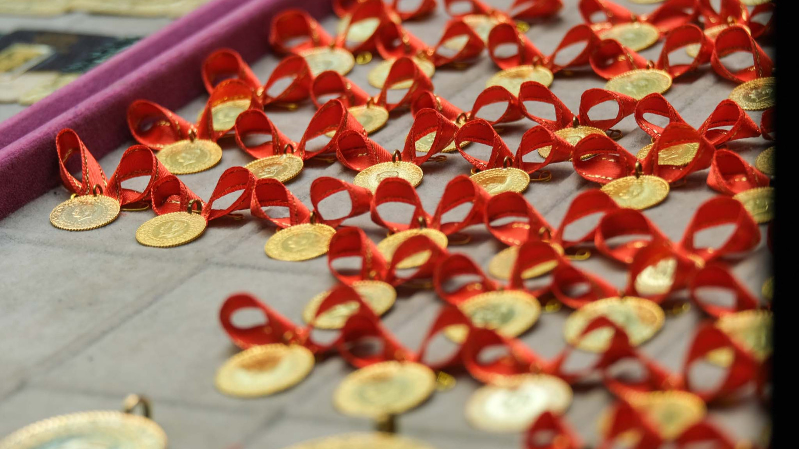 Altına hücum… 51 yıl sonra ilk: Kapalıçarşı altın satışını durdurdu! Altına hücum… 51 yıl sonra ilk: Kapalıçarşı altın satışını durdurdu!