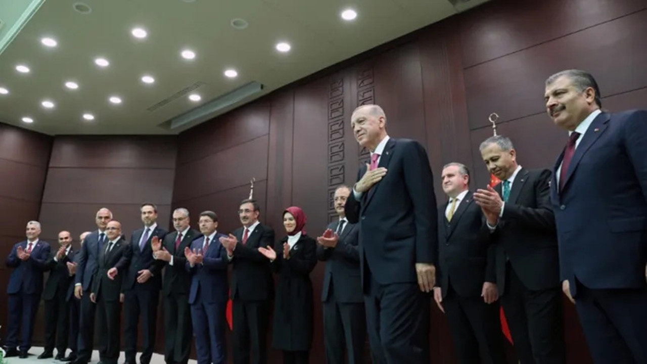 AKP’de kazanlar kaynıyor! Erdoğan hangi bakanların üzerini çizdi?