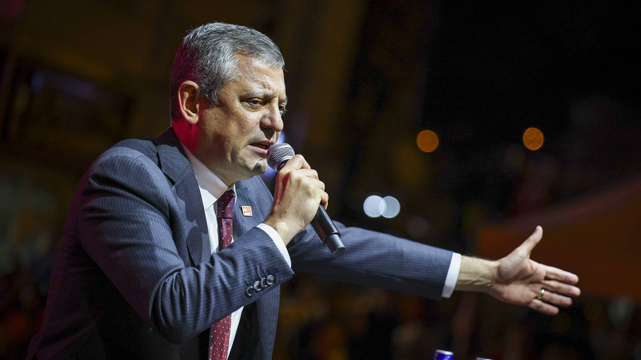 Özgür Özel’den İmamoğlu’na yöneltilen ‘casusluk’ suçlamasına sert tepki: ‘Atatürk’ün partisinden ajan çıkmaz, CHP bu ülkenin birliğinin teminatıdır’ – Son Dakika Siyaset Haberleri