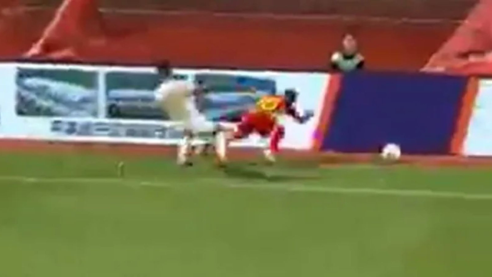 Reklam panosuna çarpan Asamoah’ın boynunda kırıklar var, felç kalabilir Reklam panosuna çarpan Asamoah’ın boynunda kırıklar var, felç kalabilir