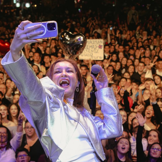 Güliz Ayla’dan Cumhuriyet coşkusu! Güliz Ayla’dan Cumhuriyet coşkusu!