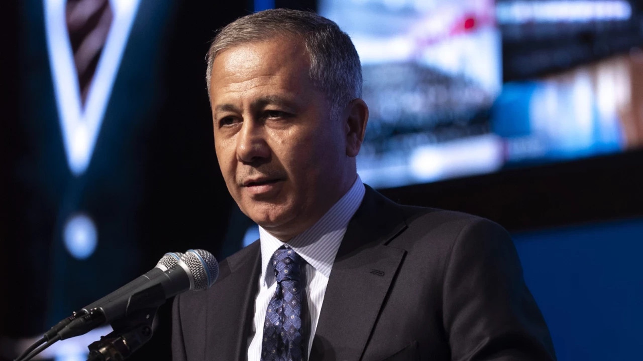 İçişleri Bakanı Yerlikaya duyurdu: Kırmızı bültenle aranan 3 suçlu Türkiye’ye iade edildi İçişleri Bakanı Yerlikaya duyurdu: Kırmızı bültenle aranan 3 suçlu Türkiye’ye iade edildi