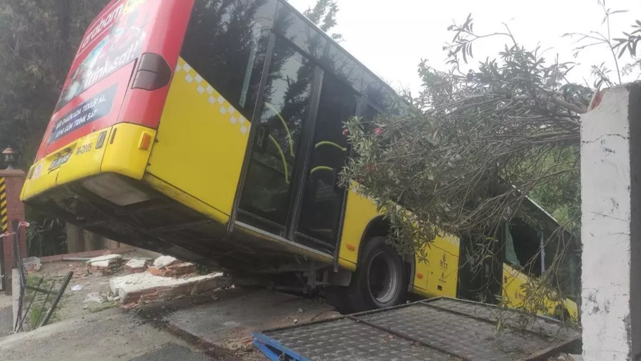 İstanbul’da İETT kabusu: Yokuşta kontrolden çıkan otobüs asılı kaldı! İstanbul’da İETT kabusu: Yokuşta kontrolden çıkan otobüs asılı kaldı!